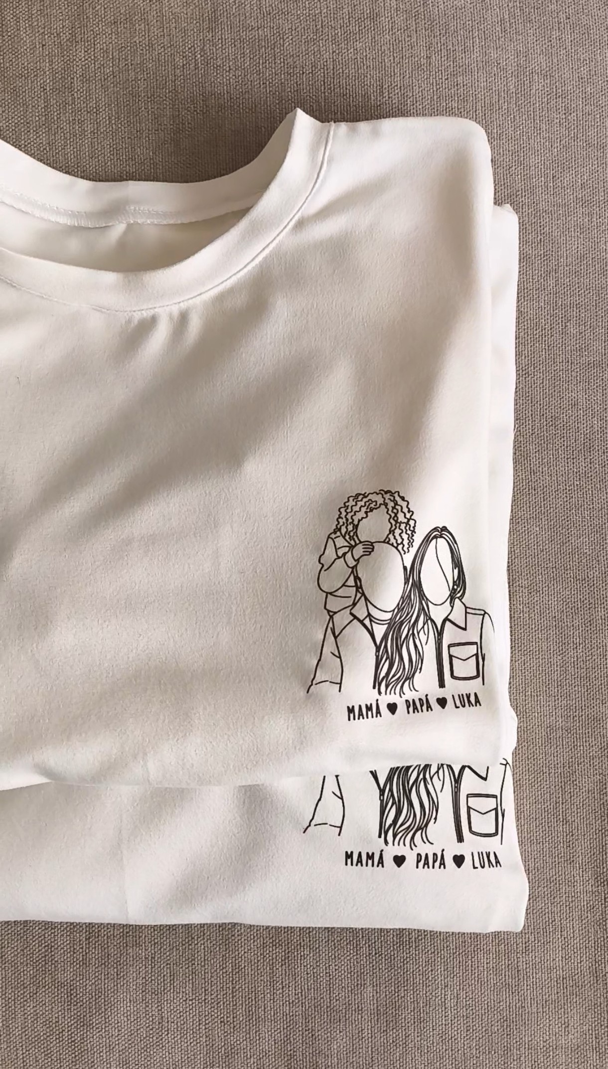 Camiseta crema doblada con diseño familiar personalizado