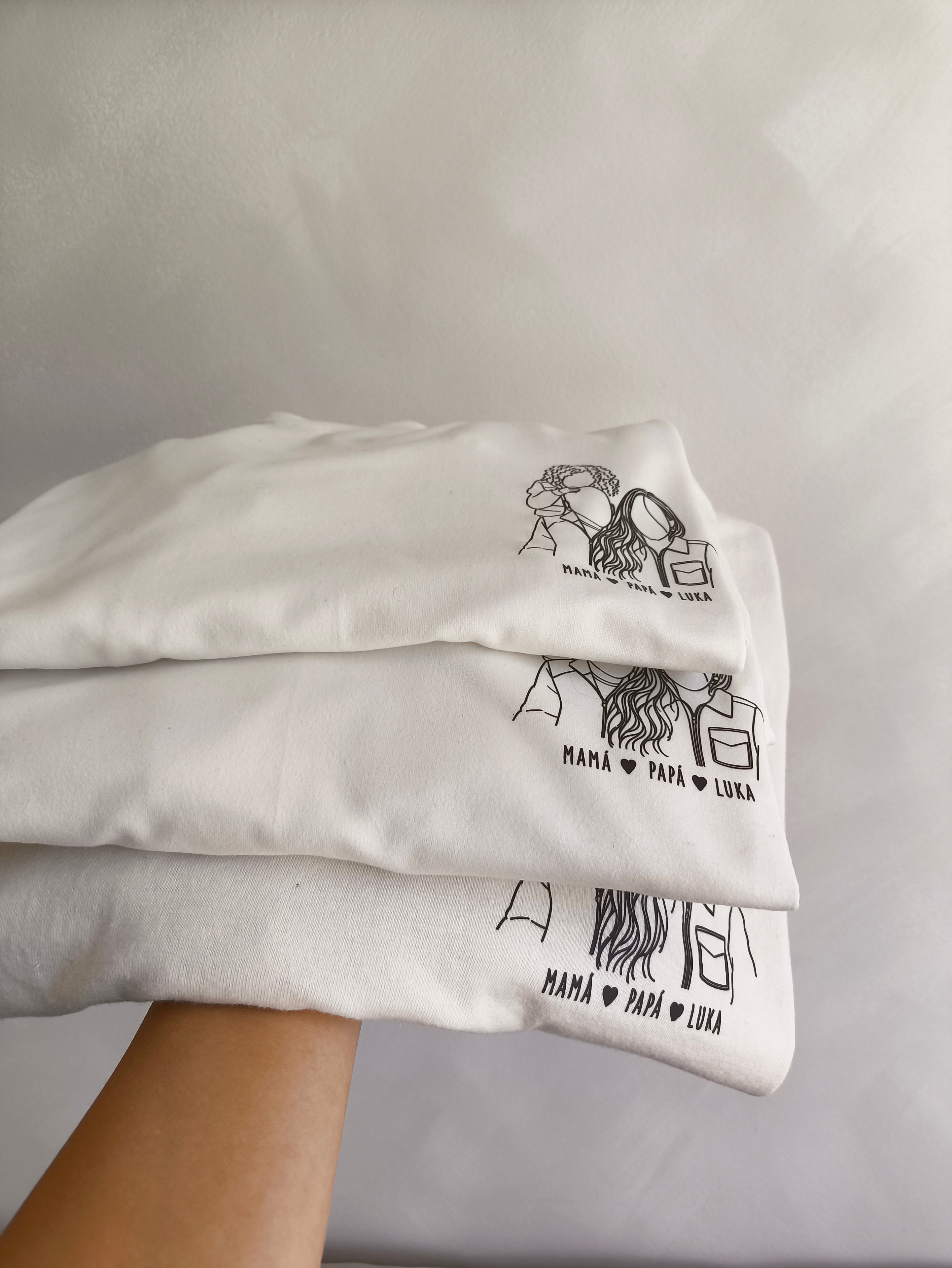 Camisetas crema personalizadas apiladas